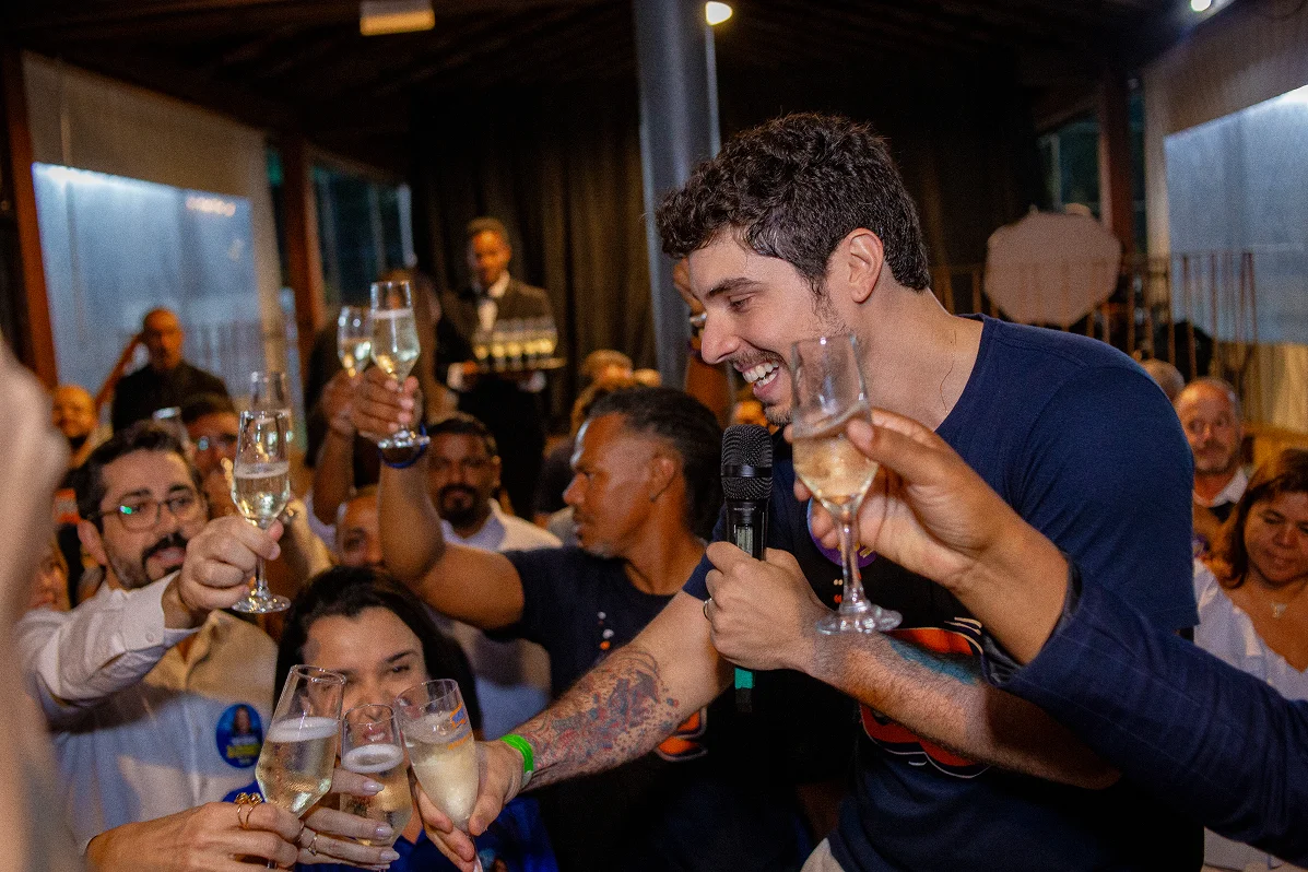Tito Santana toasting with participants at a Bate Papo 3º Setor event